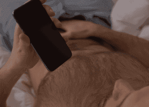 Mann an einem Handy